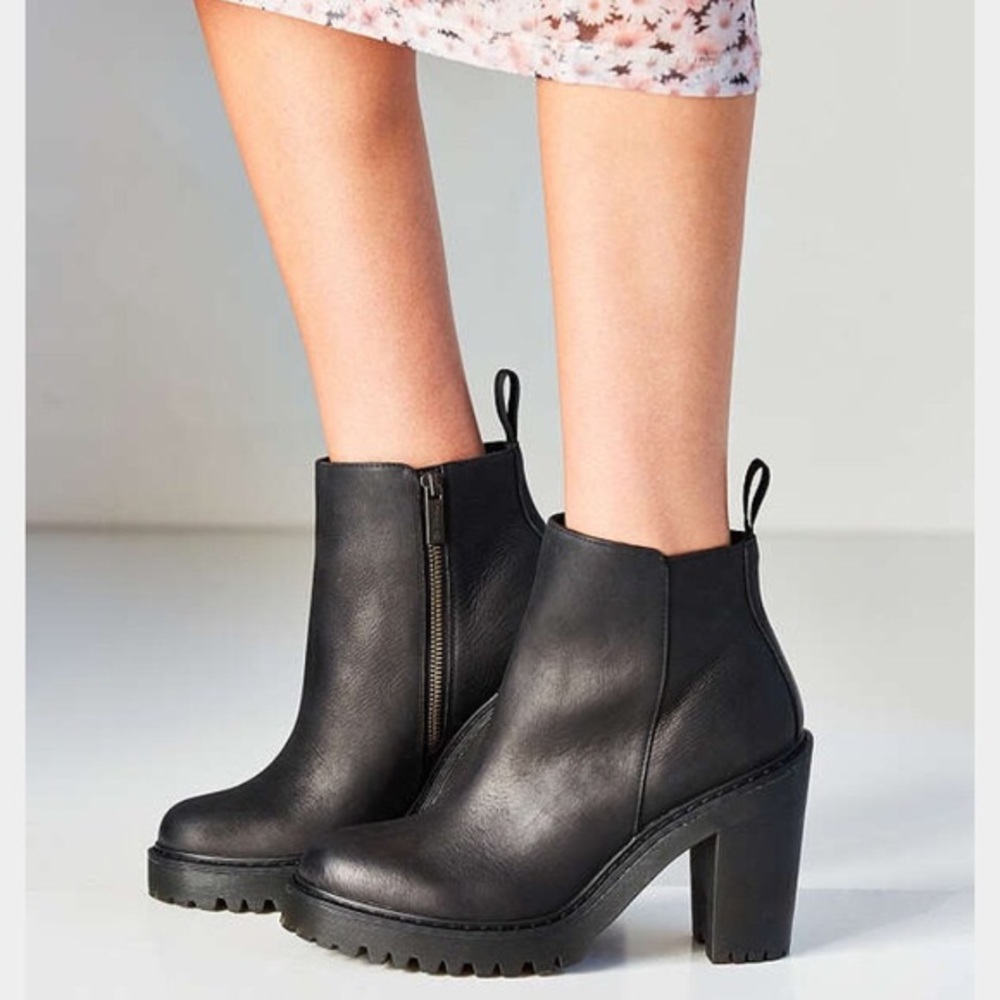 Doc Marten Black Booties: Magdelena